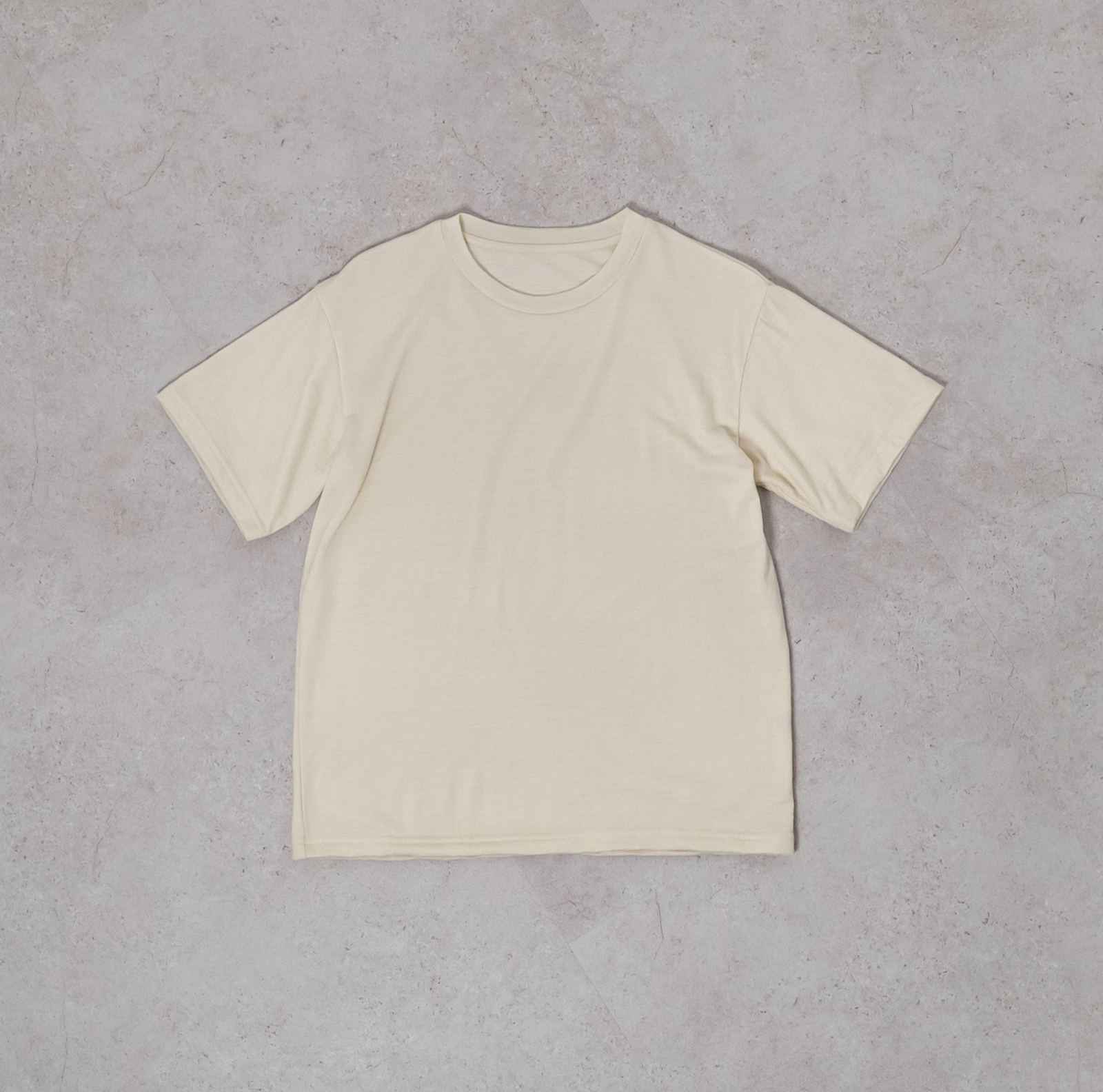 WEFT Lot 20s — メリノウール100%の白Tシャツ着用イメージ
