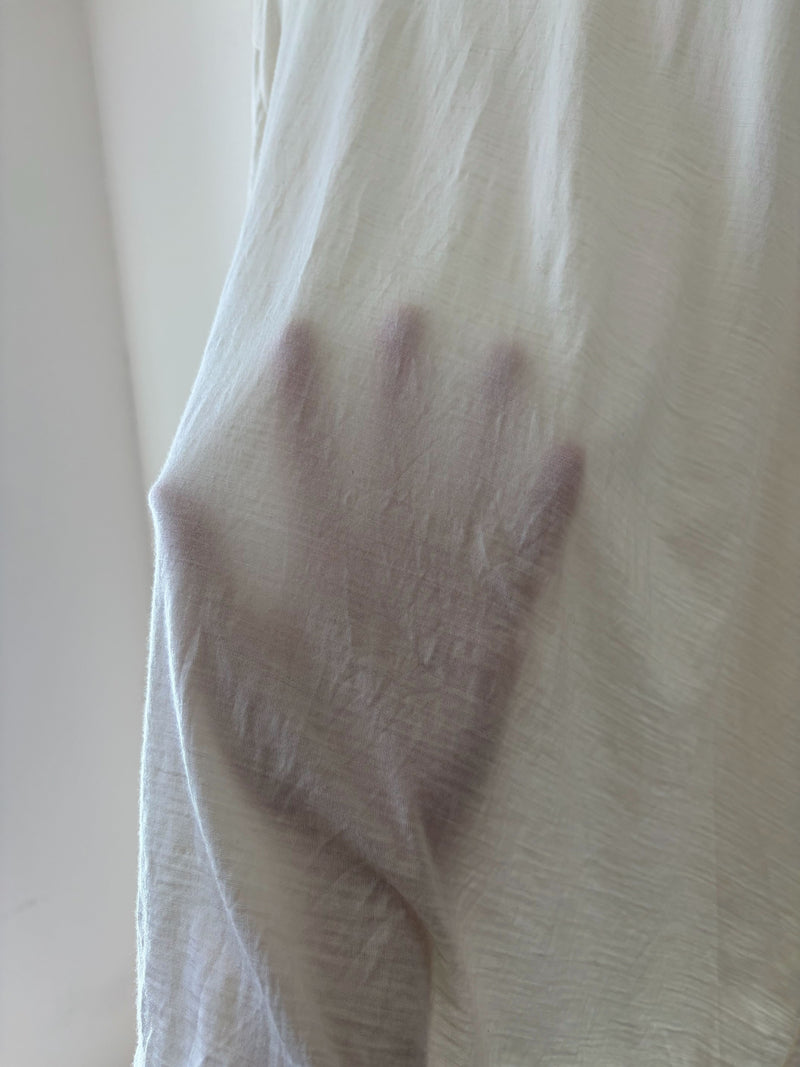 1枚構造のTシャツ — 手が透けて見える